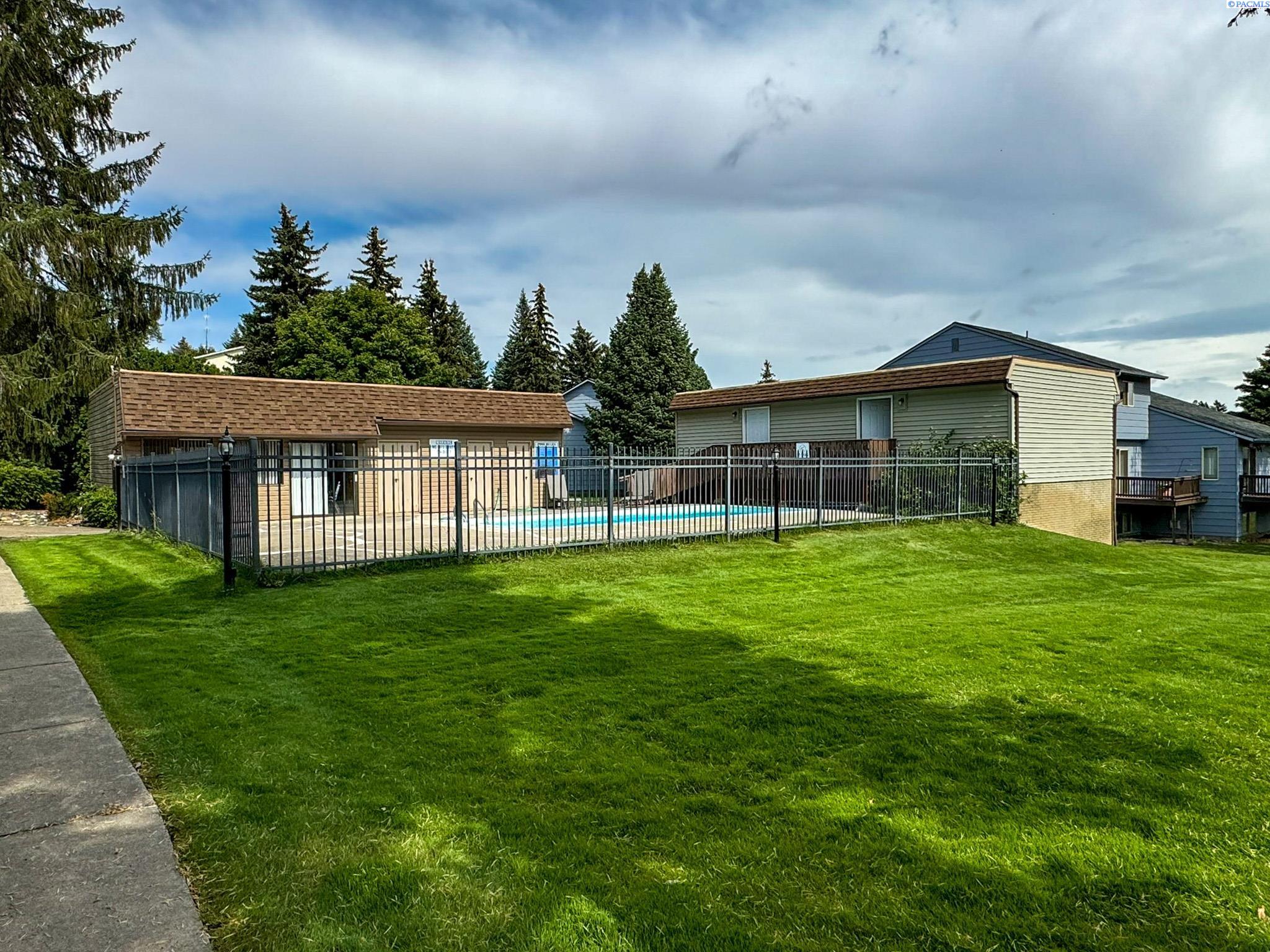 600 SW Crestview # 11