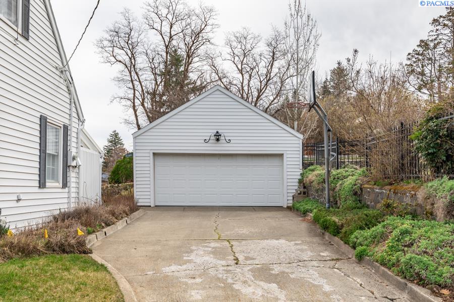 520 SE High St
