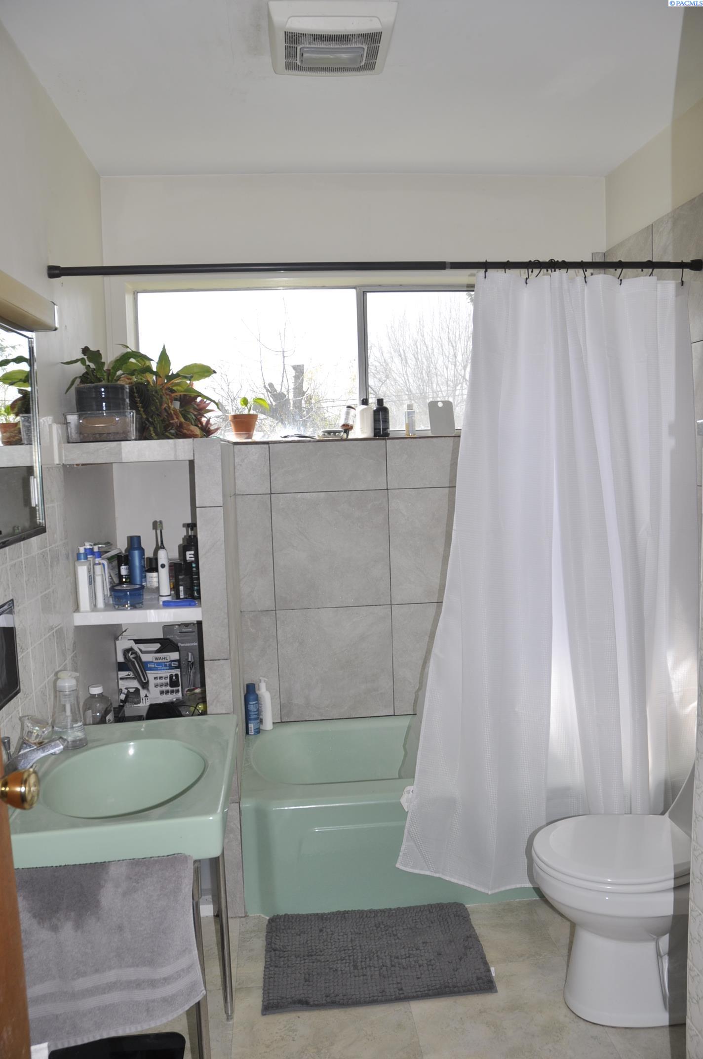 145-147 NW Webb Street