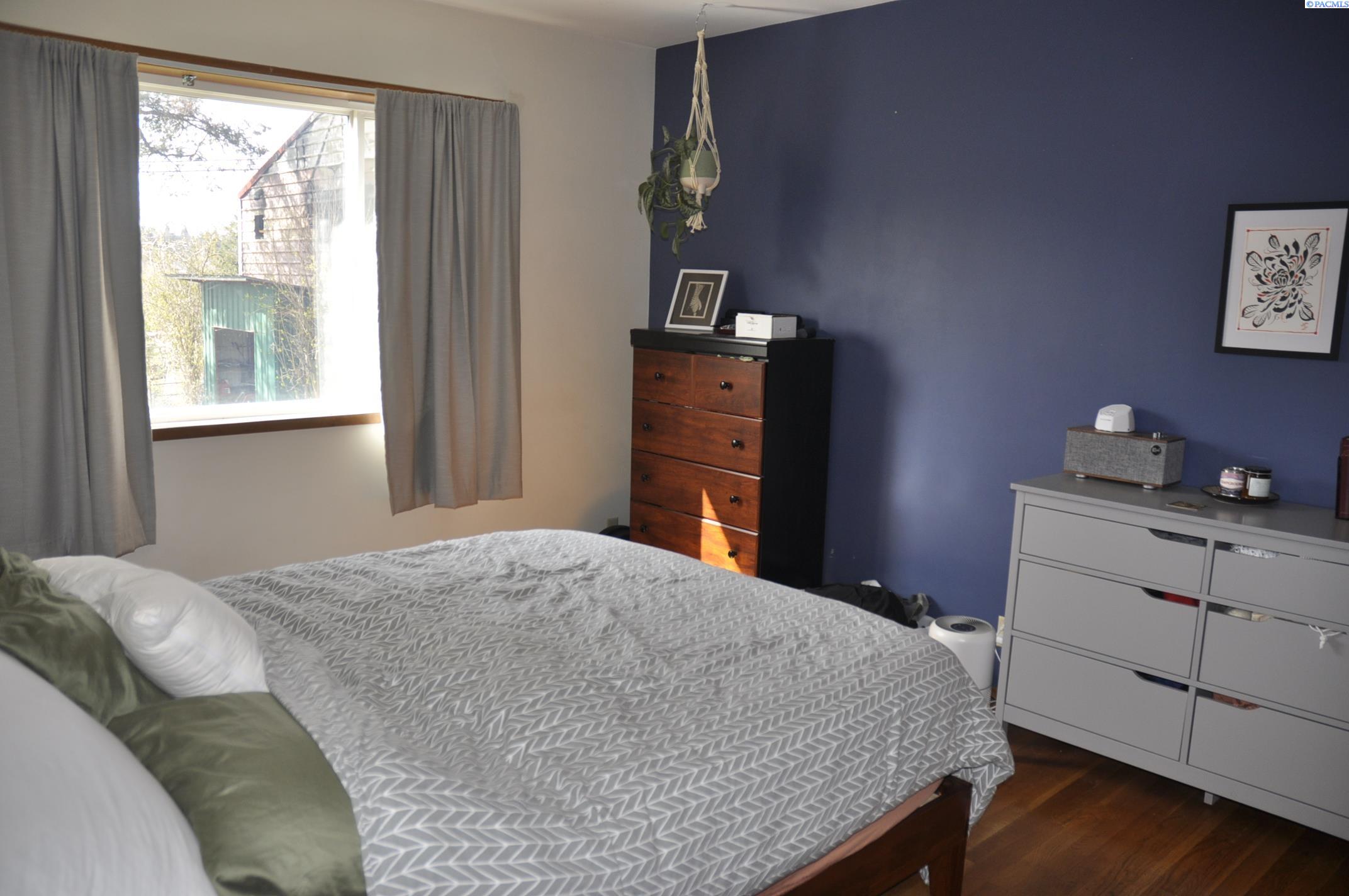 145-147 NW Webb Street