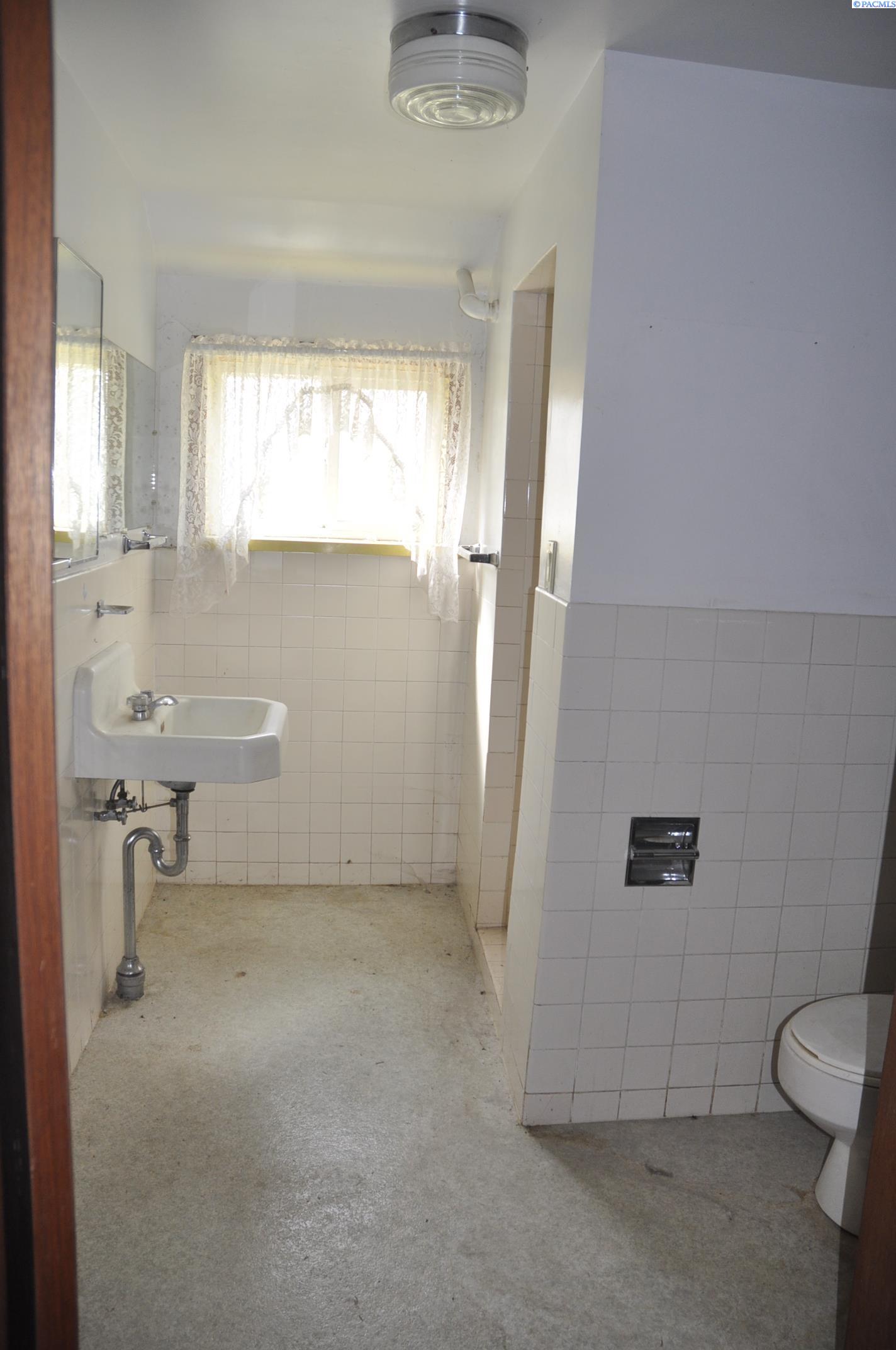 145-147 NW Webb Street