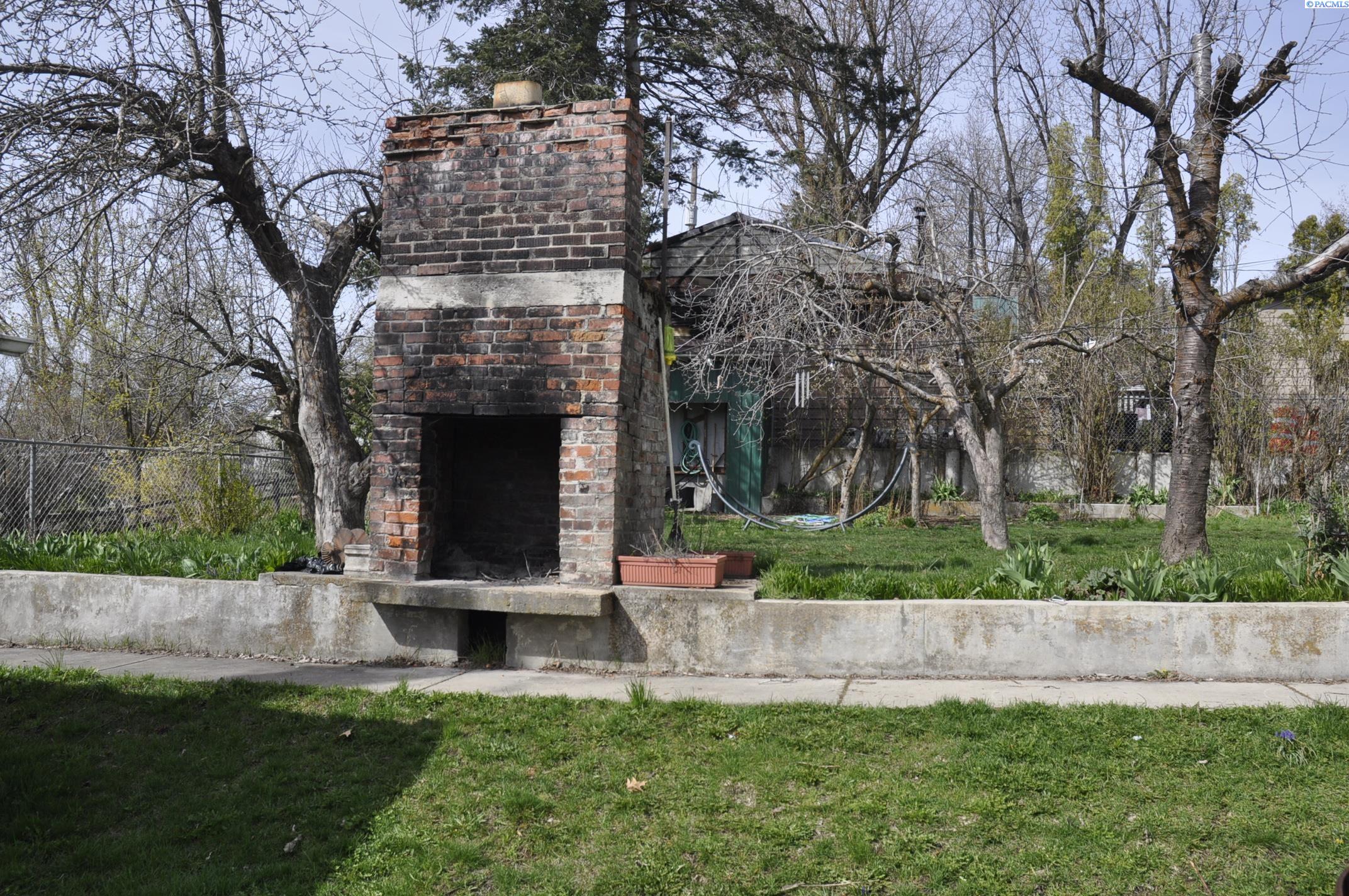 145-147 NW Webb Street