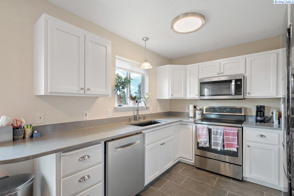 1935 NW Bella Vista Dr