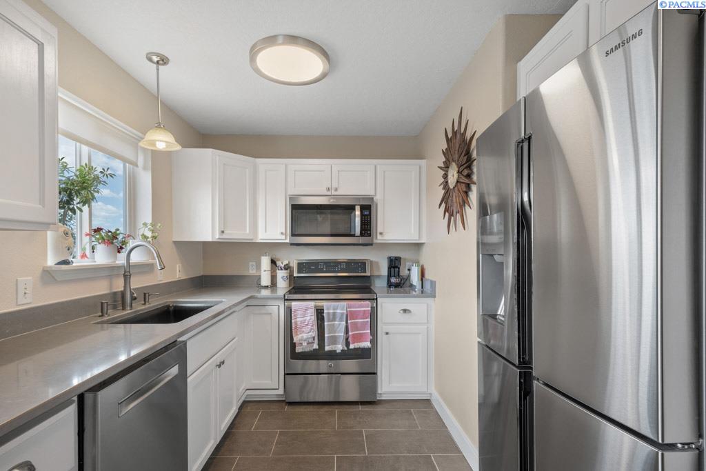 1935 NW Bella Vista Dr