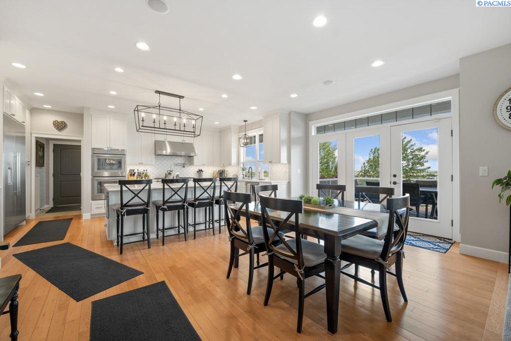 1130 SW Crestview Dr