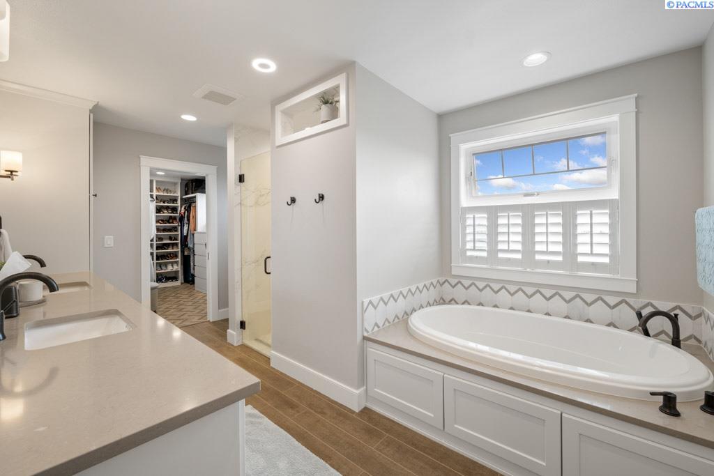 1130 SW Crestview Dr