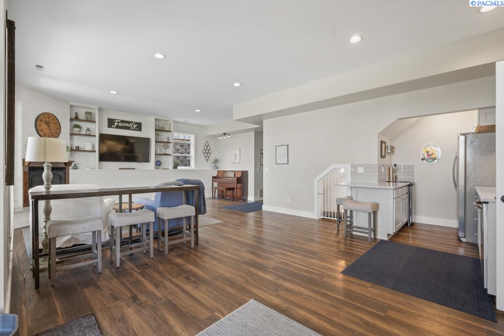 1130 SW Crestview Dr