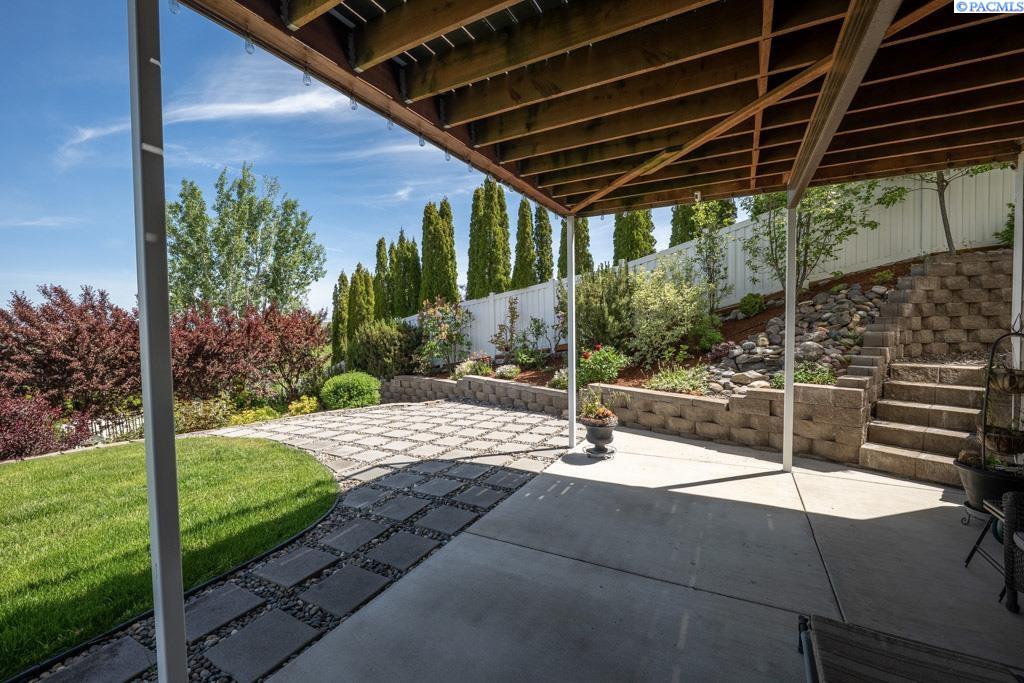 1130 SW Crestview Dr