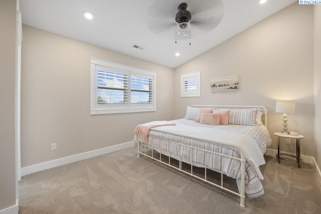 1130 SW Crestview Dr