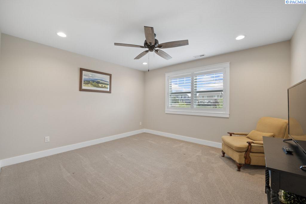 1130 SW Crestview Dr