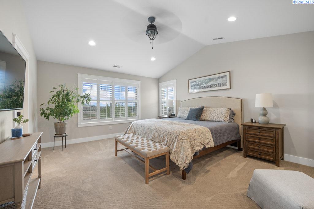 1130 SW Crestview Dr