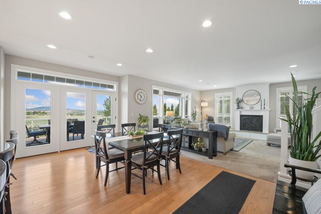 1130 SW Crestview Dr