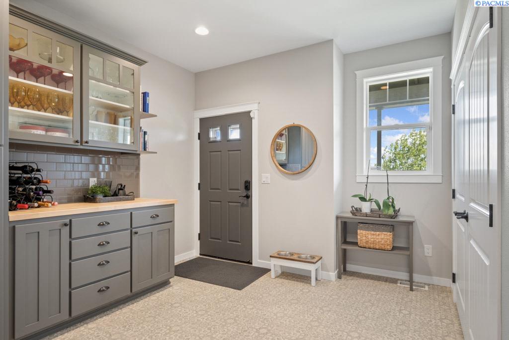 1130 SW Crestview Dr