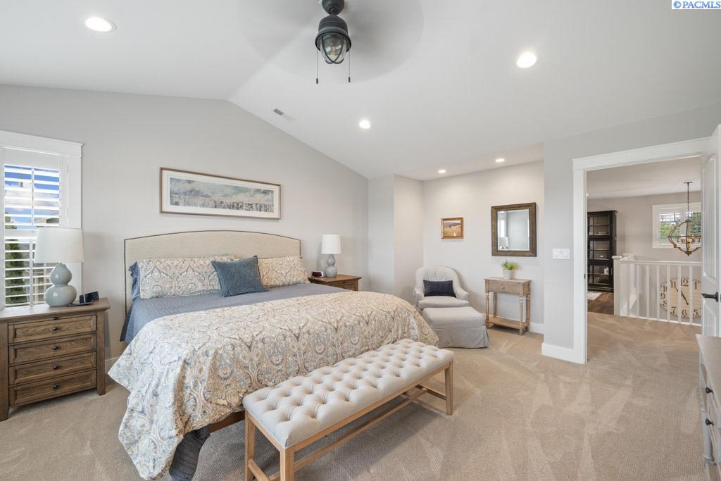 1130 SW Crestview Dr