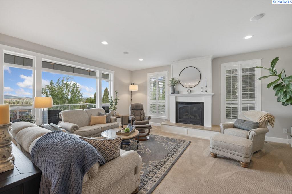 1130 SW Crestview Dr