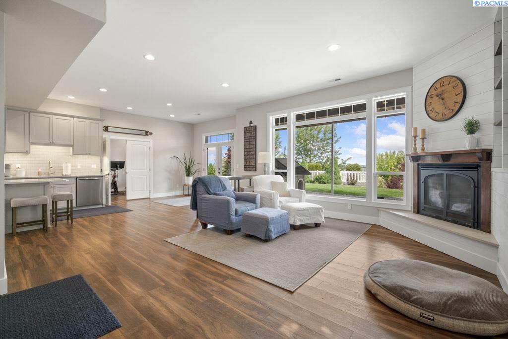 1130 SW Crestview Dr