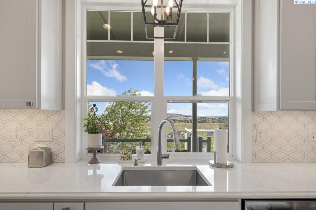 1130 SW Crestview Dr