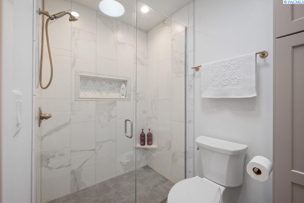 1130 SW Crestview Dr