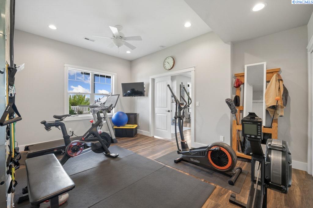 1130 SW Crestview Dr