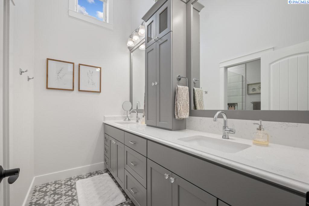 1130 SW Crestview Dr