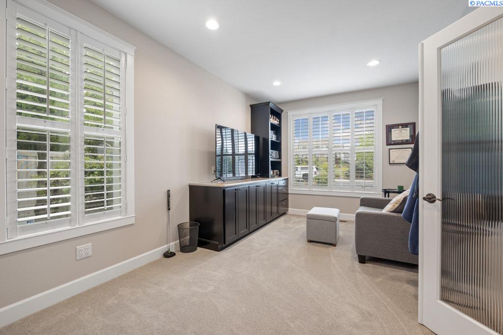 1130 SW Crestview Dr