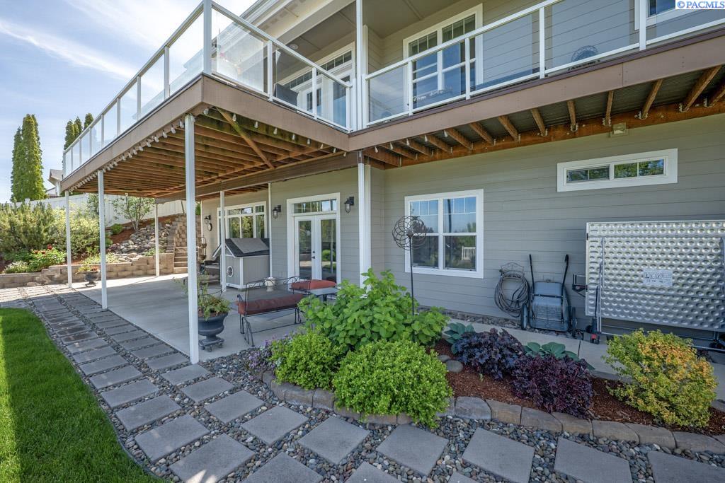 1130 SW Crestview Dr