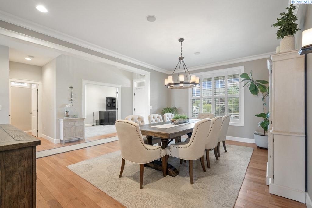 1130 SW Crestview Dr