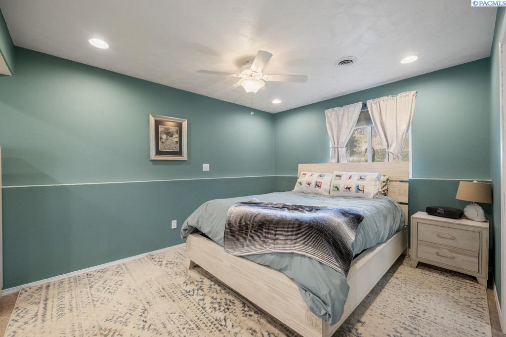 1950 NW Valhalla Dr