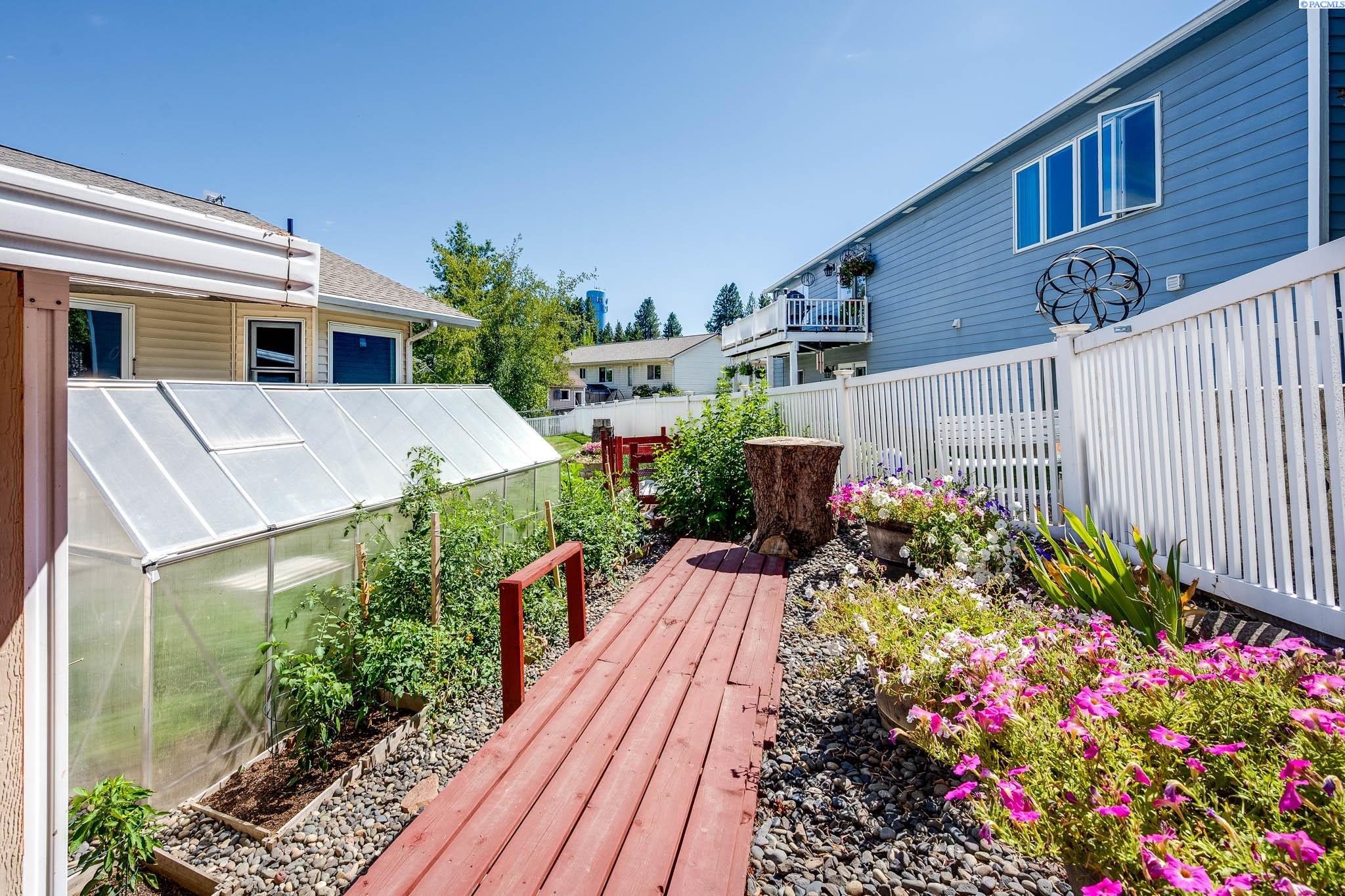 485 NW Thomas Street