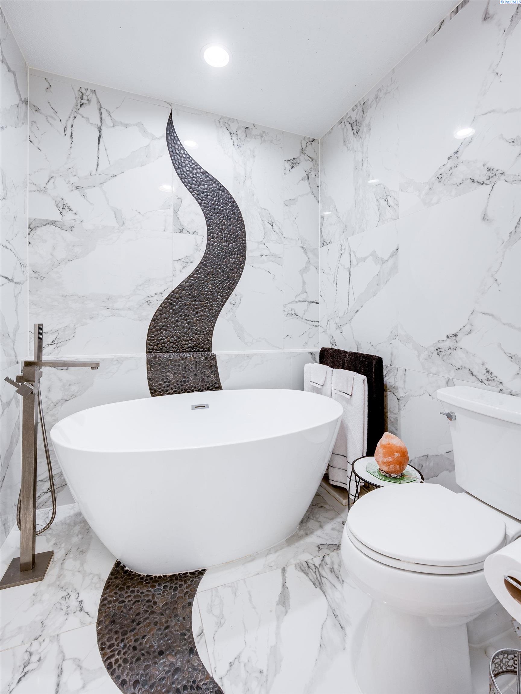 485 NW Thomas Street