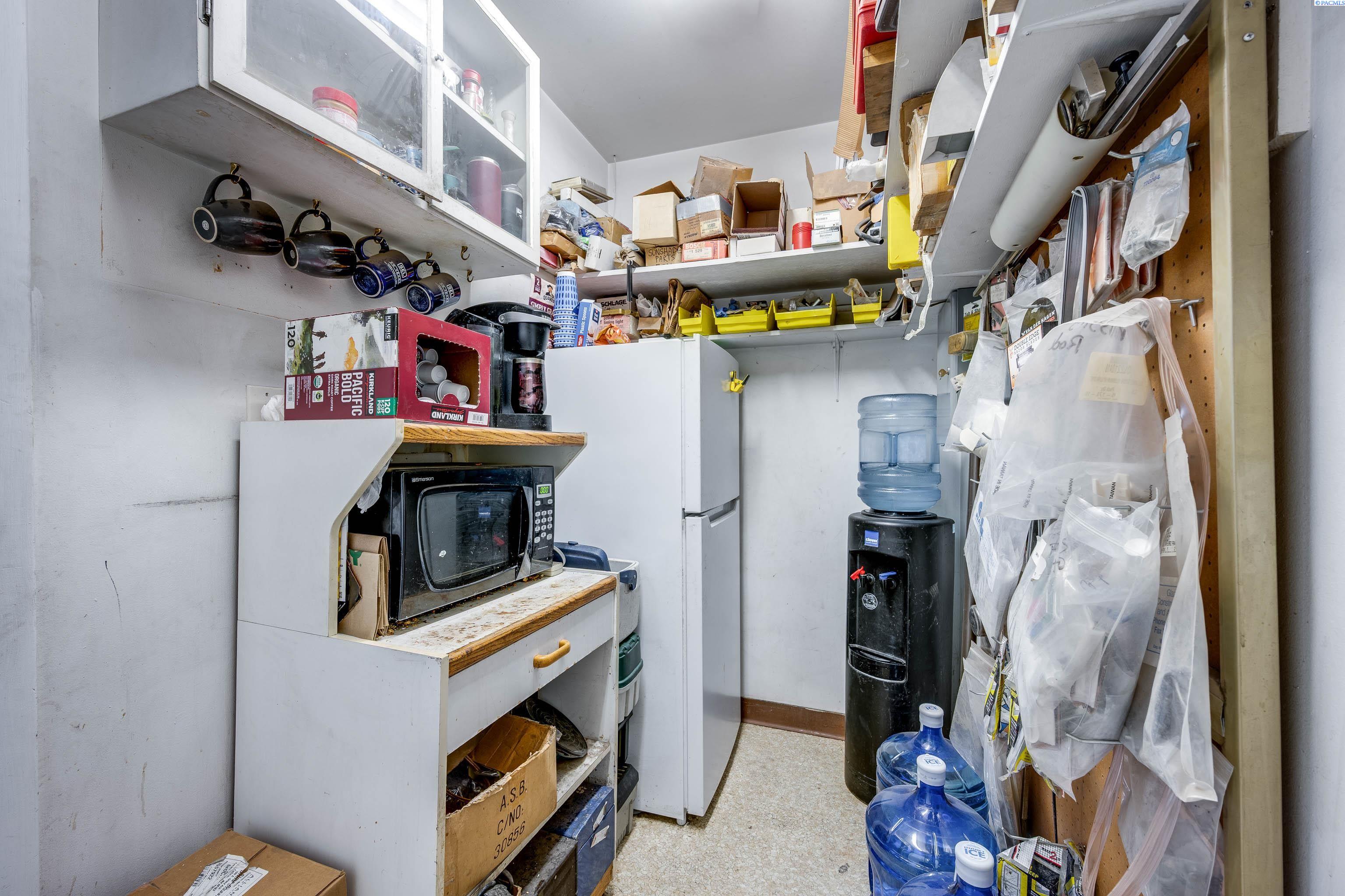 195 S Grand Ave Unit: Sim's Glass Longtime Pullman Business & Location