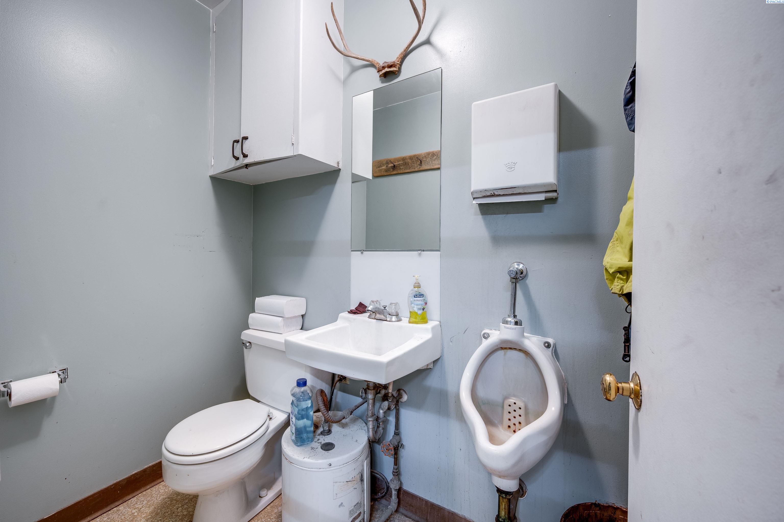 195 S Grand Ave Unit: Sim's Glass Longtime Pullman Business & Location