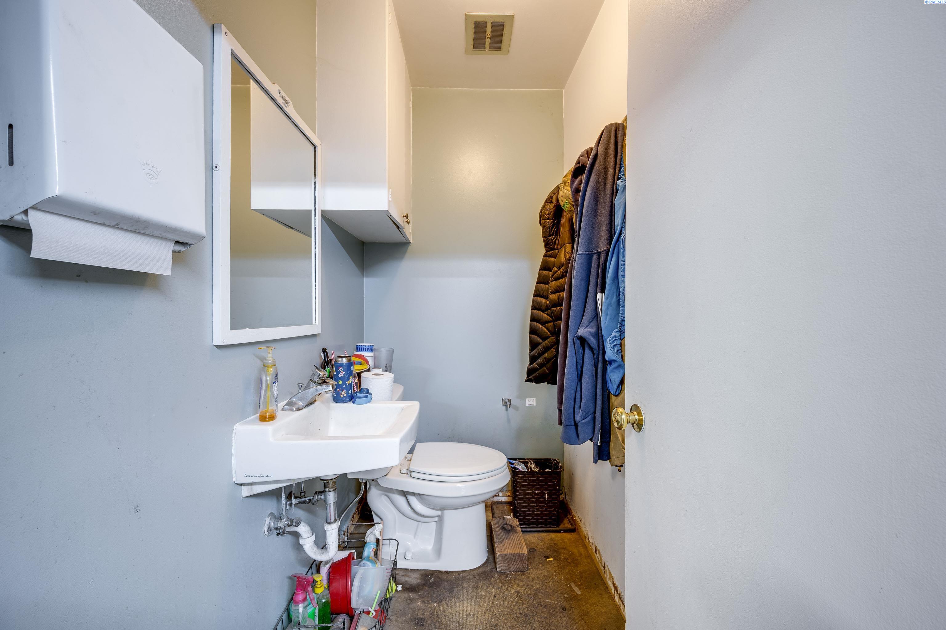 195 S Grand Ave Unit: Sim's Glass Longtime Pullman Business & Location