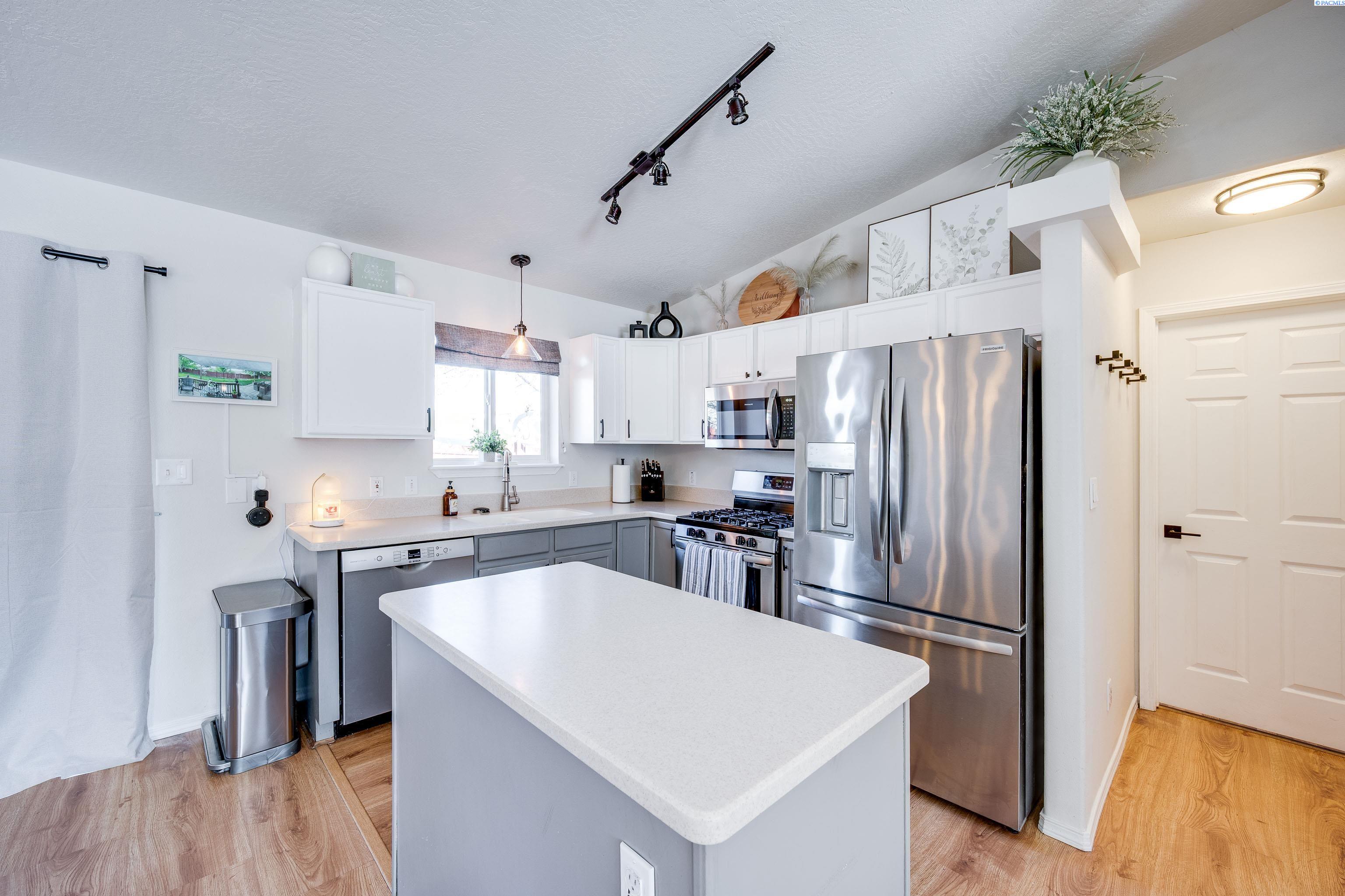 380 NW Terre View Dr