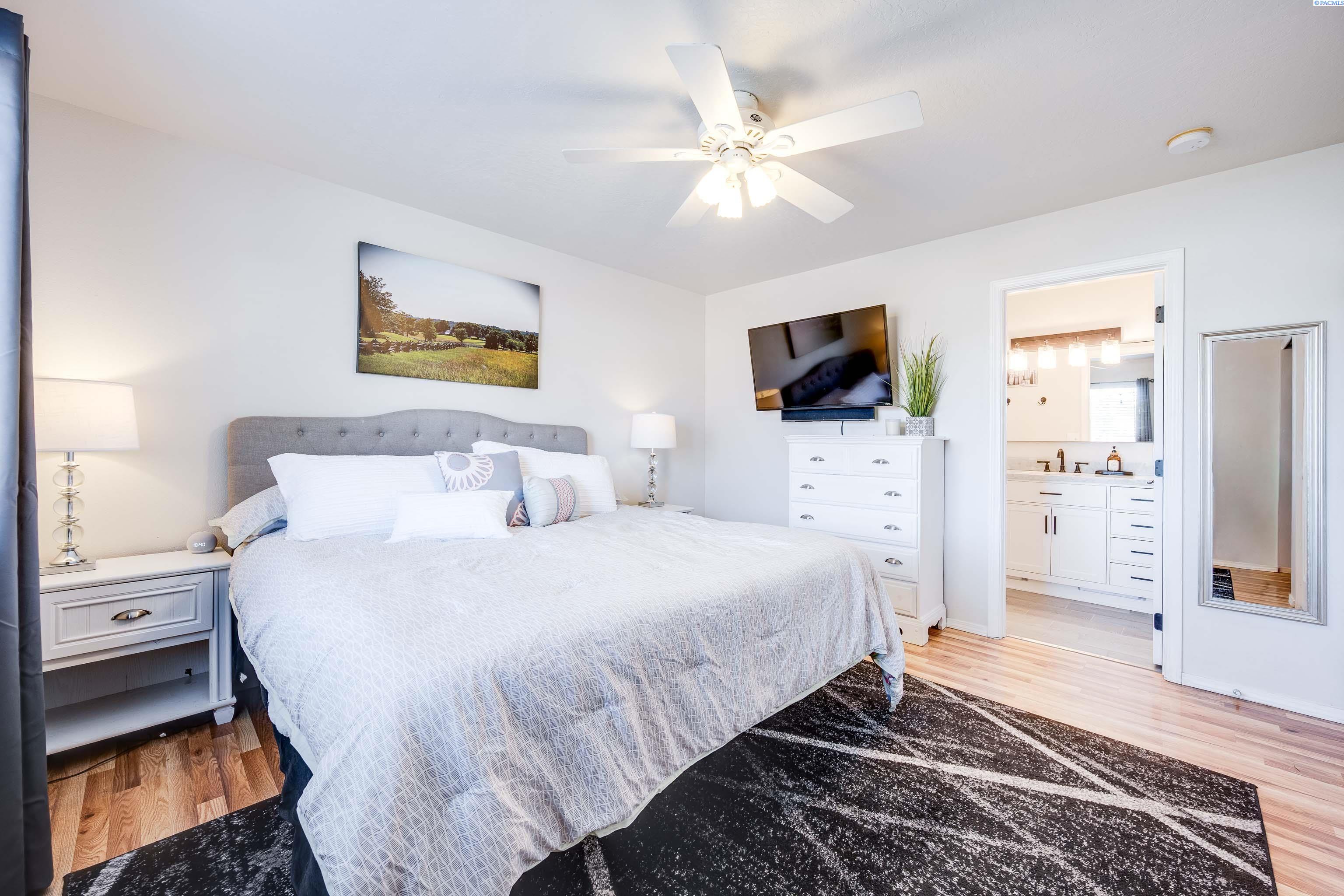 380 NW Terre View Dr