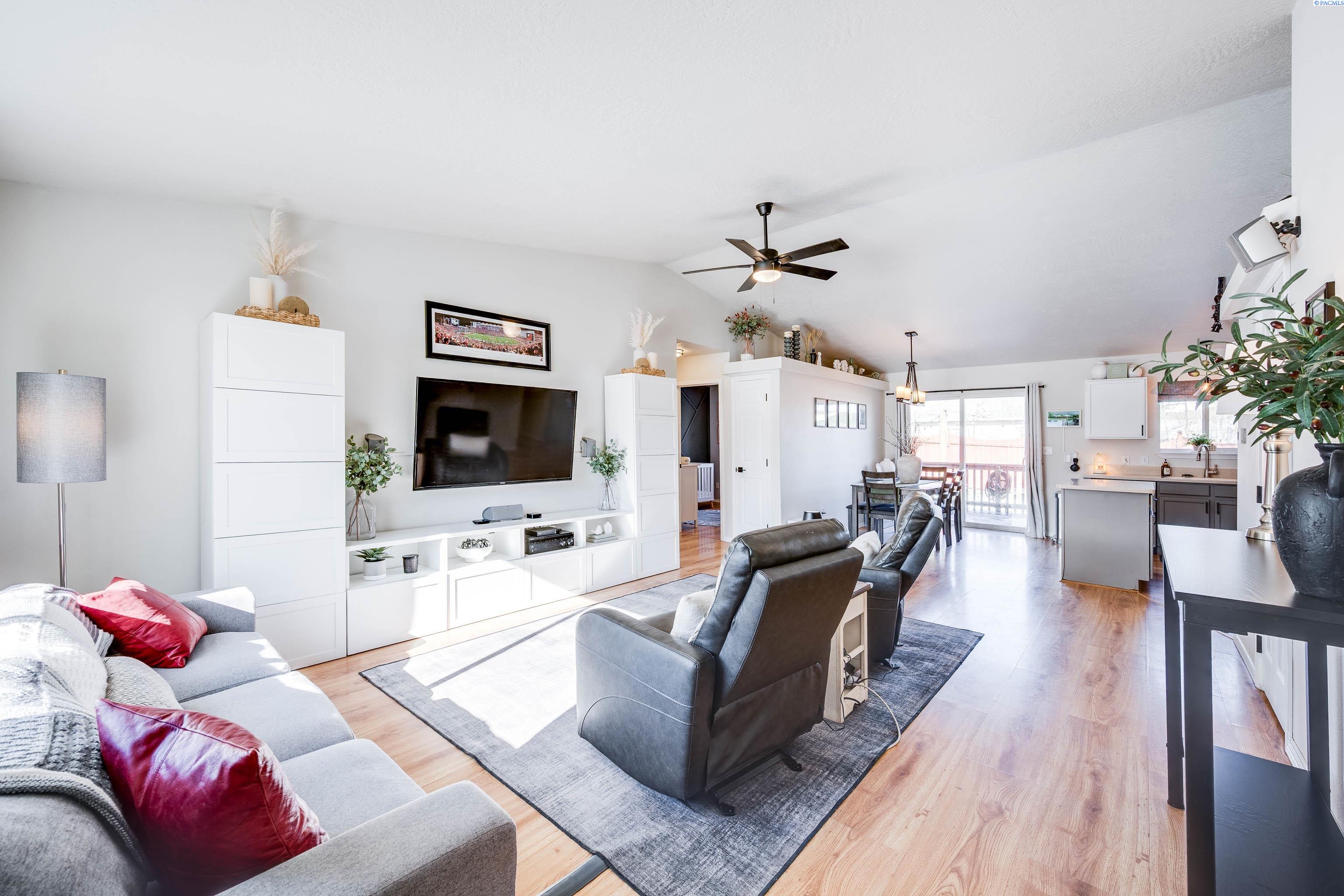 380 NW Terre View Dr