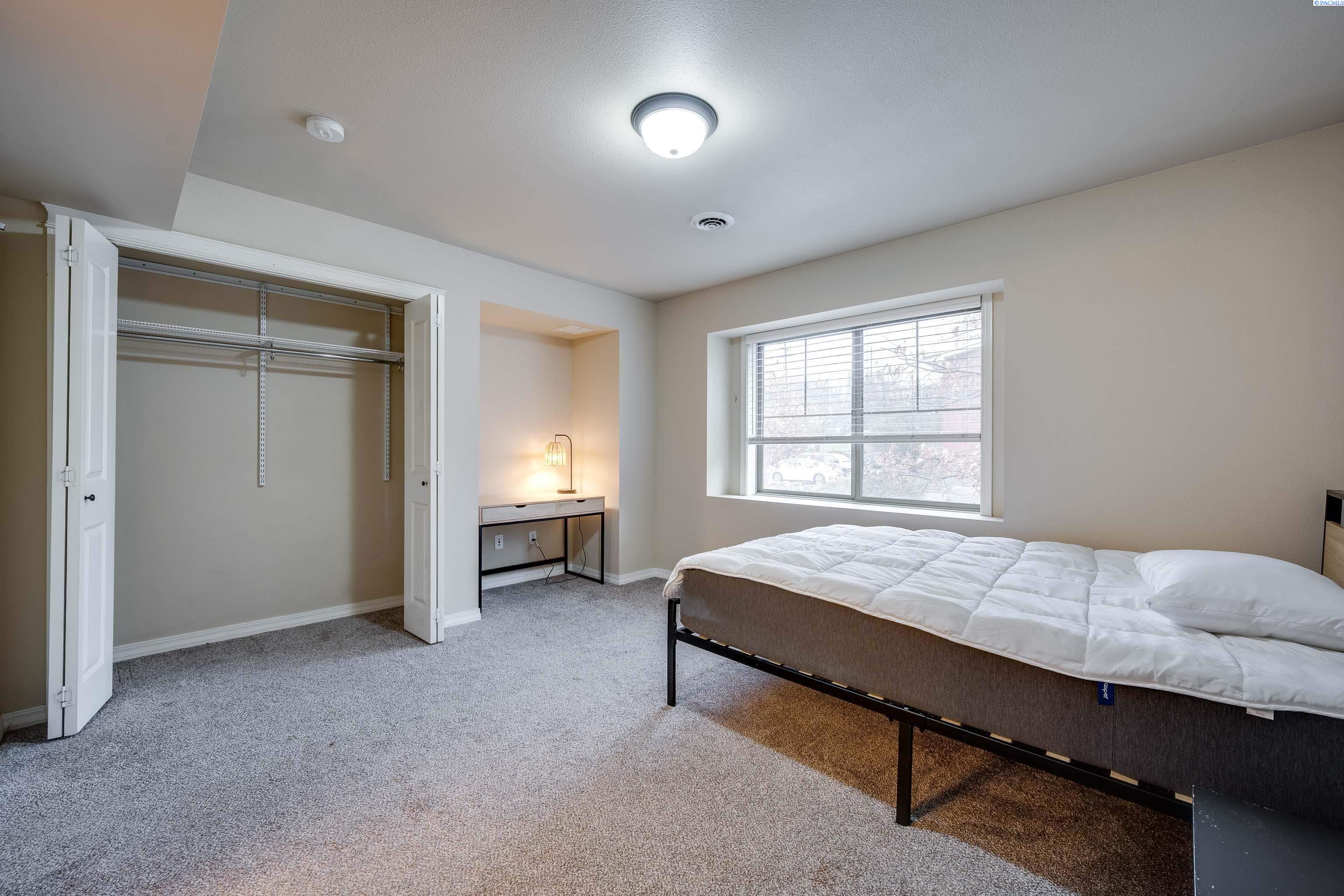 715 NE Oak Condo B