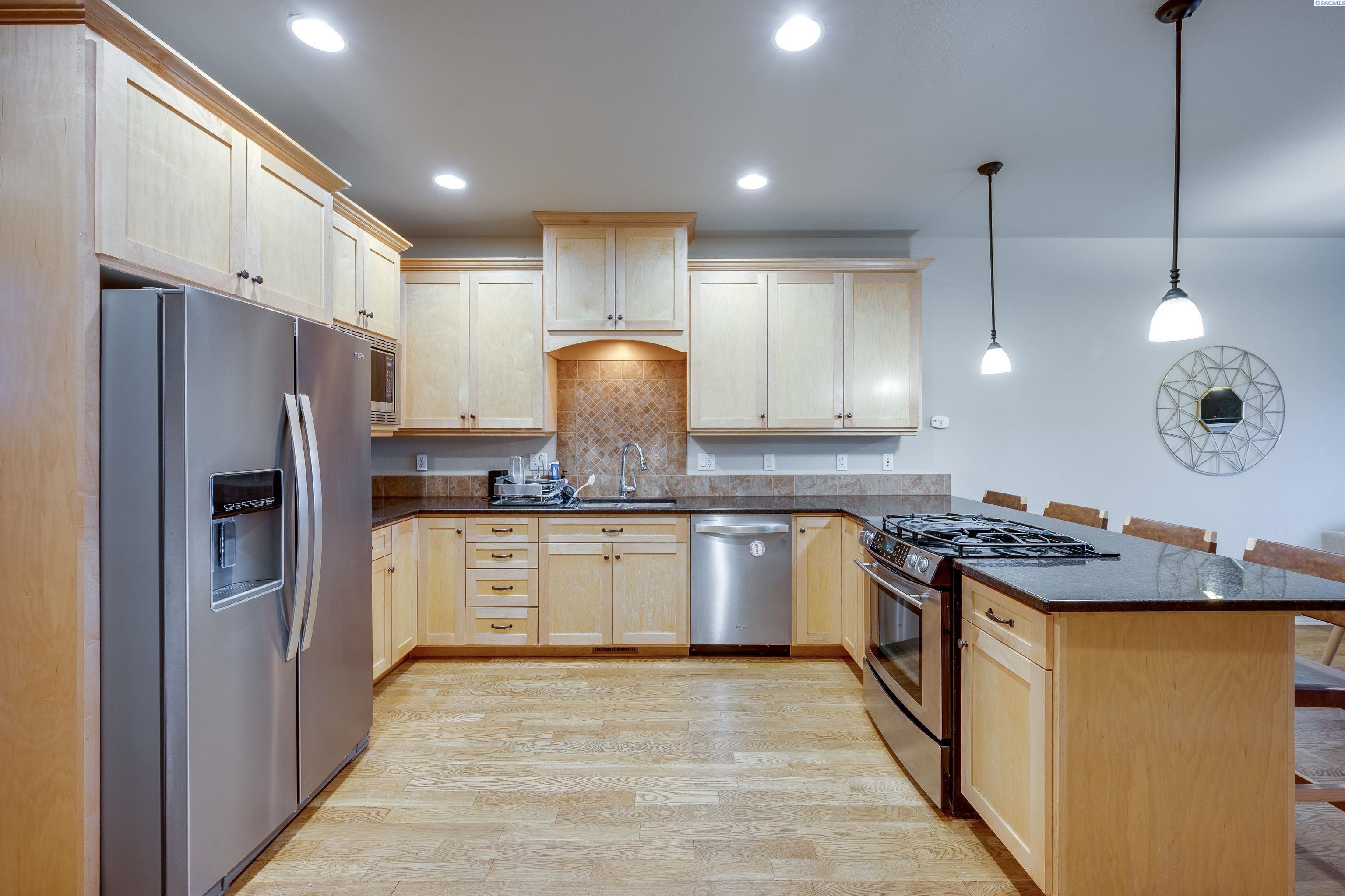 715 NE Oak Condo B