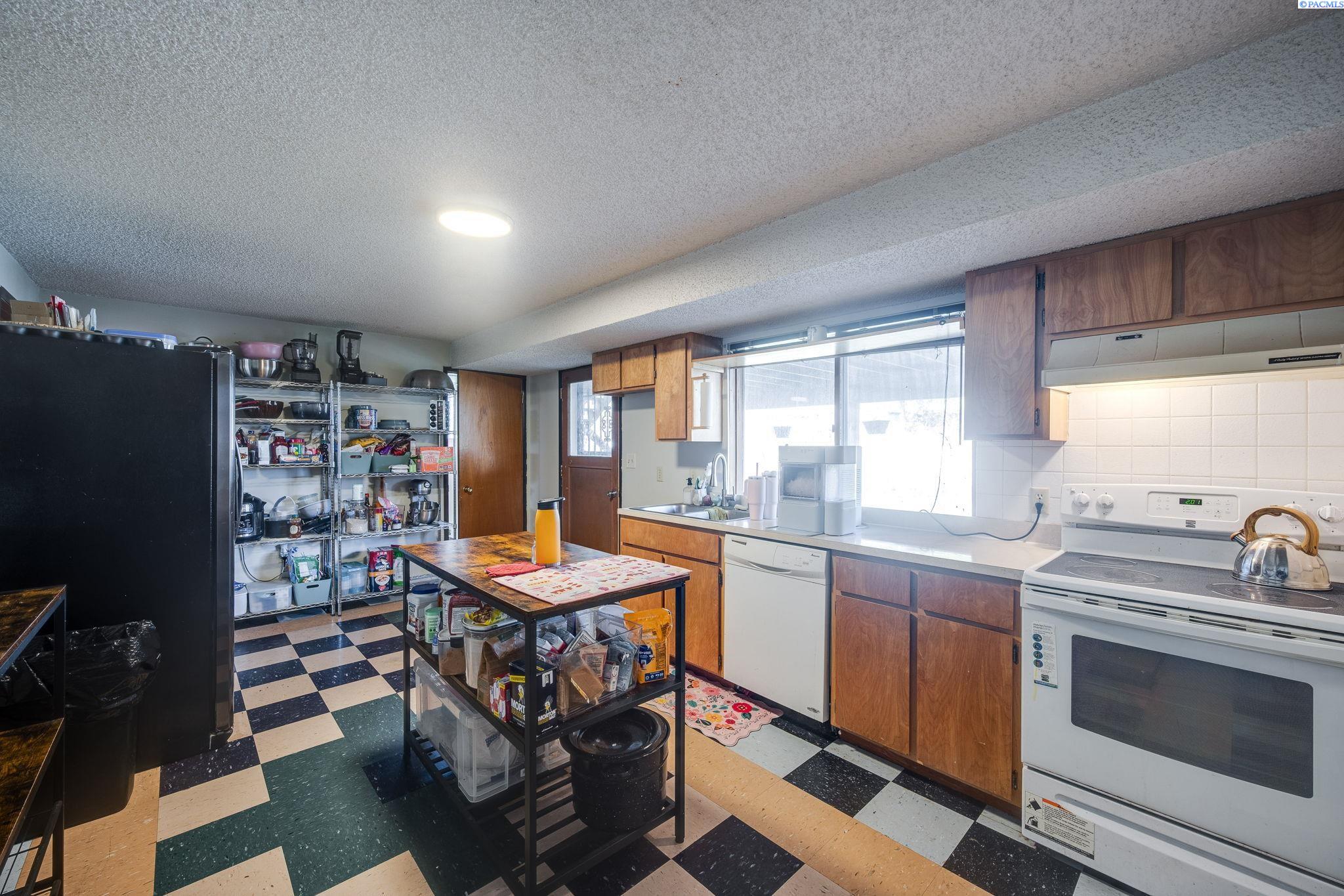 1810 NW Deane Street