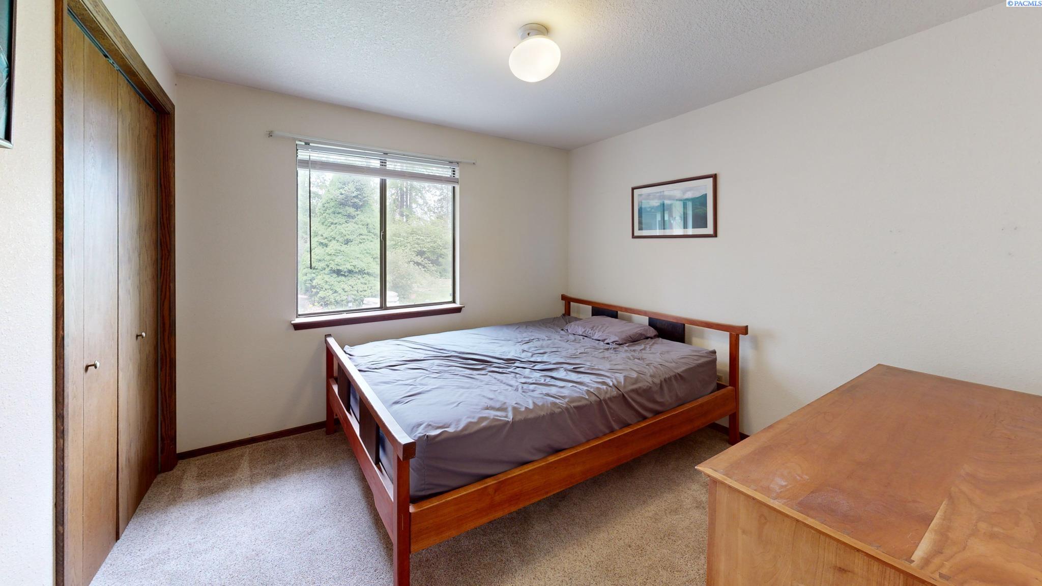 760 SE Greenhill Ct