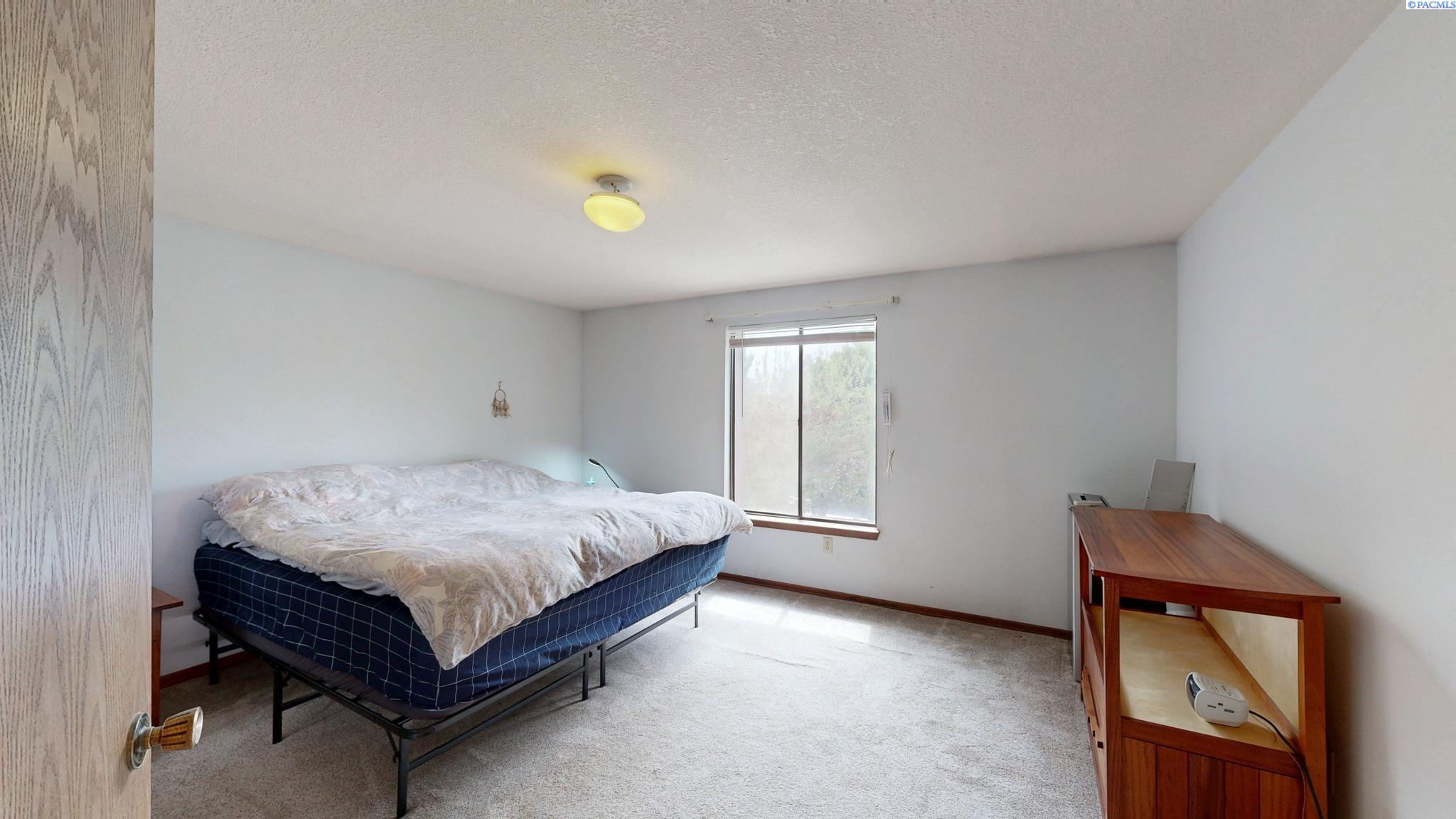 760 SE Greenhill Ct