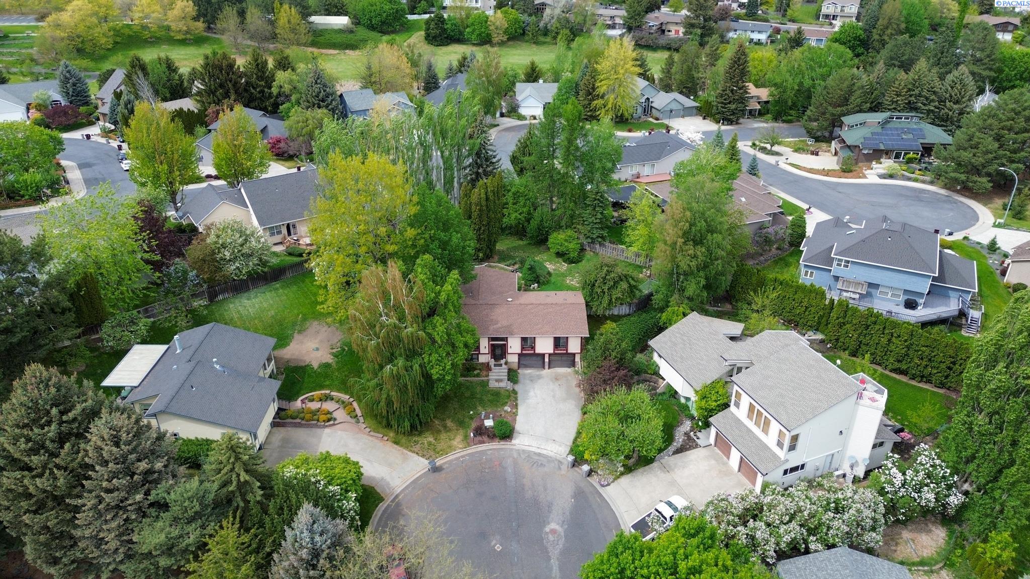 760 SE Greenhill Ct