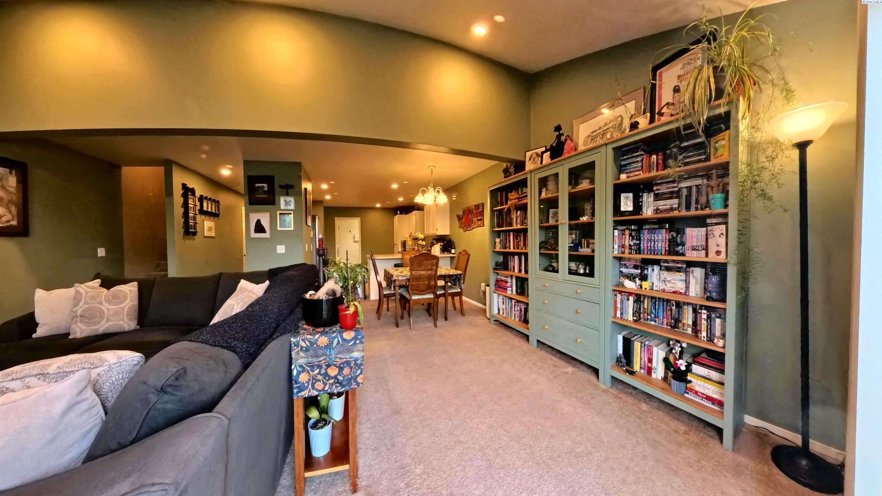 287 NW Clay Ct