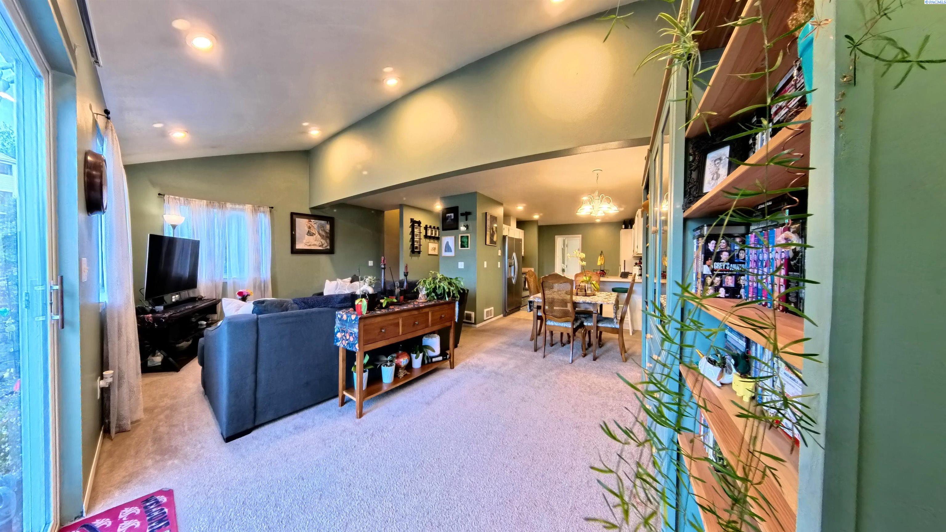 287 NW Clay Ct