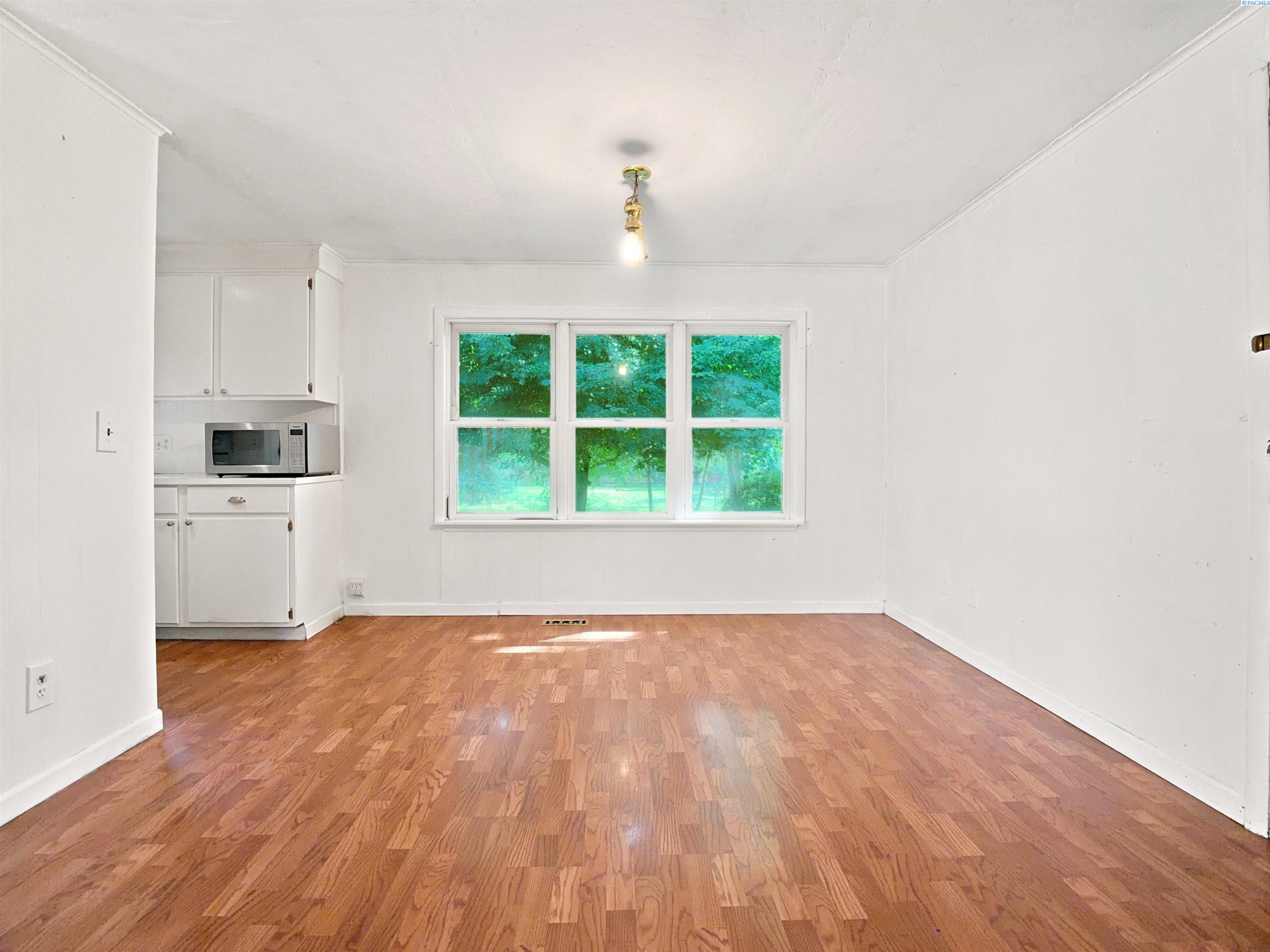 302 E Chestnut