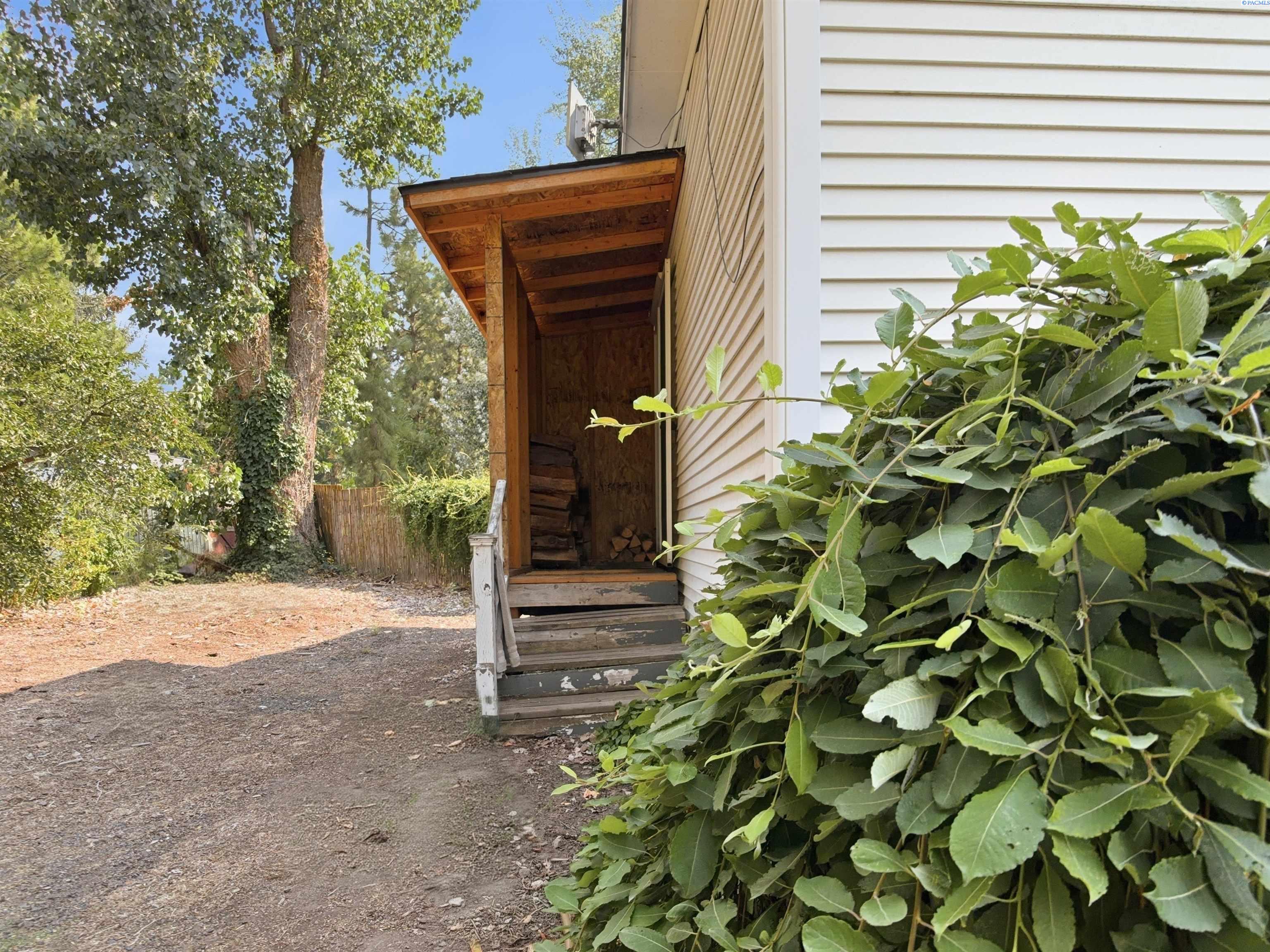 302 E Chestnut