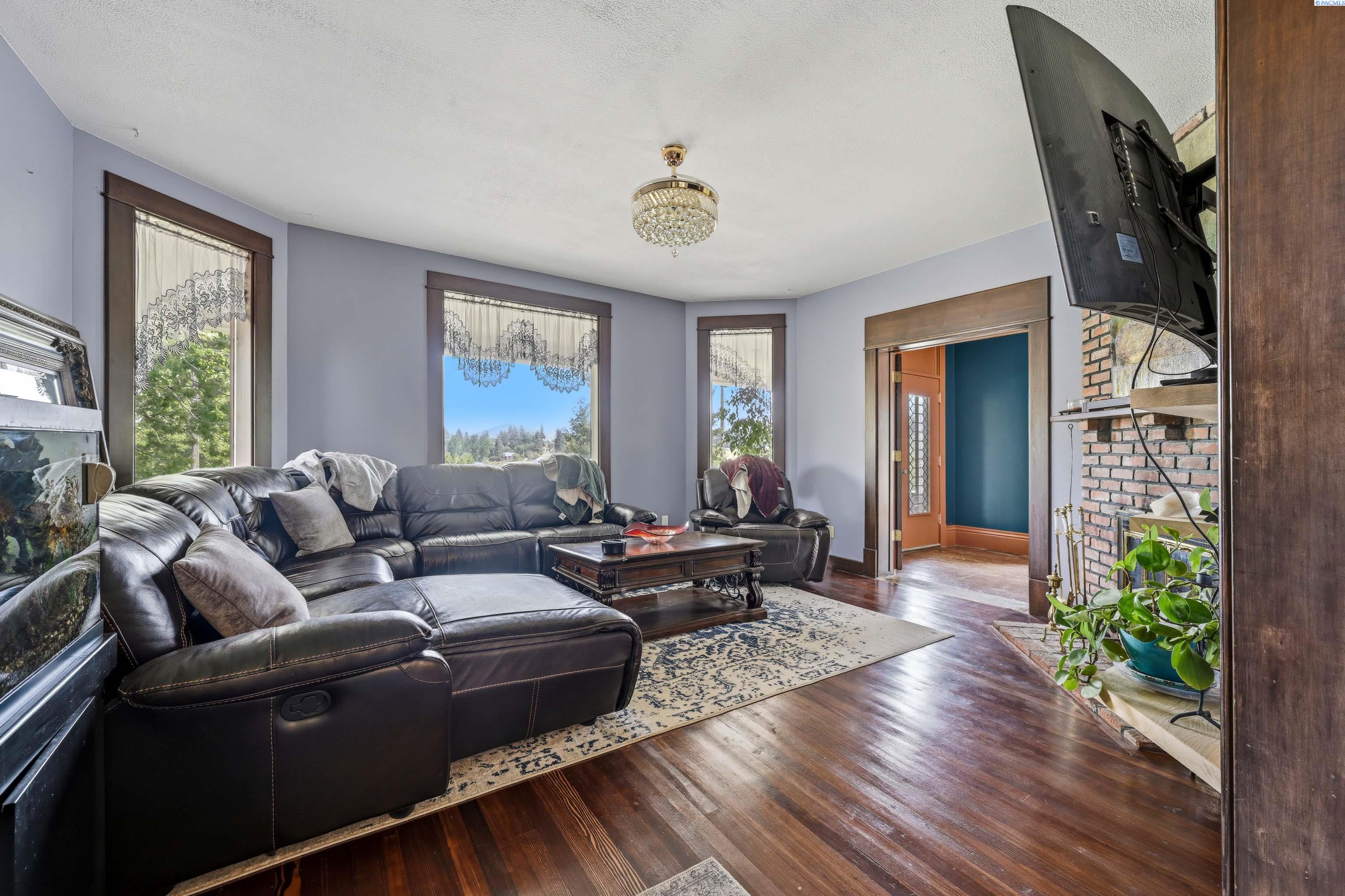 109 S 10th St.