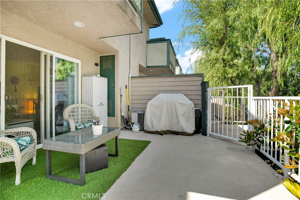 1227 E Carson Street 1