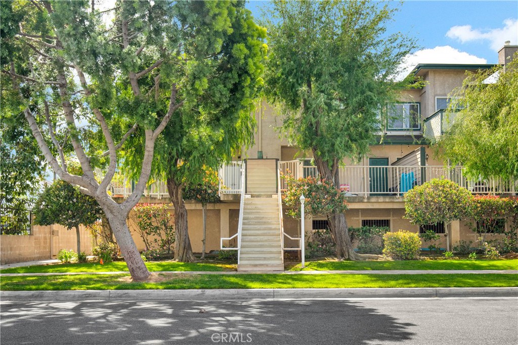 1227 E Carson Street 1
