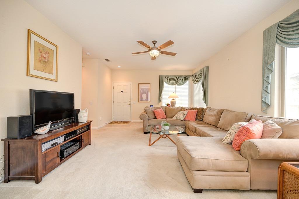 845 Dogwood Loop